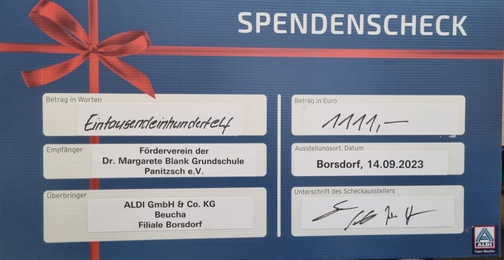 Spendenscheck anlässlich der Neueröffnung des ALDI-Einkaufsmarktes
